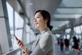 Femme aéroport téléphone