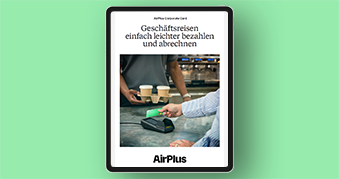 Corporate Cards aufgefächert und geschützt durch einen Regenschirm