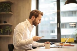 homme à son bureau