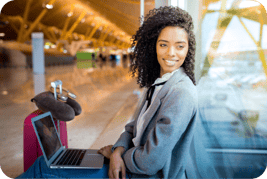 femme à l'aéroport