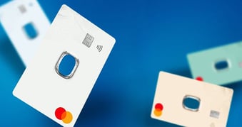 Corporate Cards in verschiedenen Farben auf blauem Hintergrund