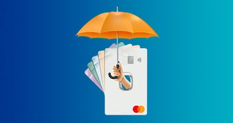 Corporate Cards aufgefächert und geschützt durch einen Regenschirm